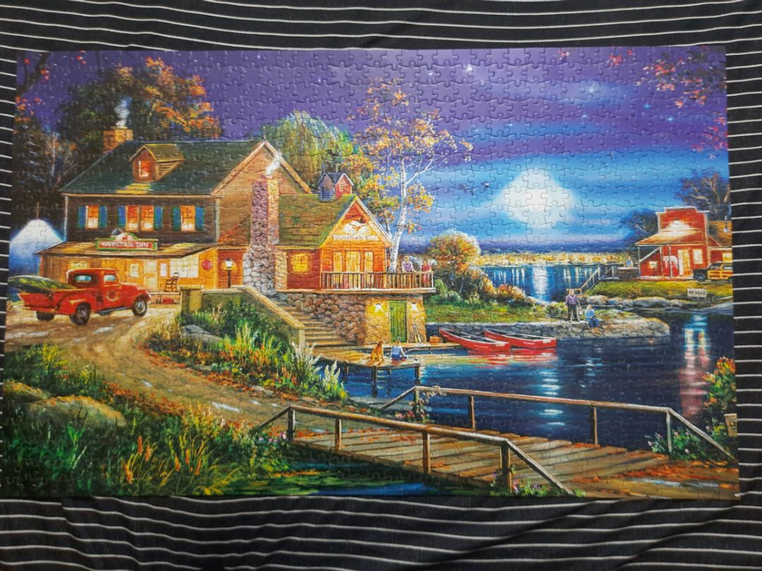 Điểm trừ: Chất lượng ảnh chưa cao nên xếp khó khăn hơn vì khó biết các miếng ở vị trí nào. Có những đoạn chỉ là màu trơn hoặc gradient màu nhẹ chỉ có thể dựa vào hình dáng và suy đoán mà lắp. Ngoài ra không có khung nên lắp xong không biết cất sao.
Điểm cộng: Các miếng khít nhau. Chất bìa khá cứng.