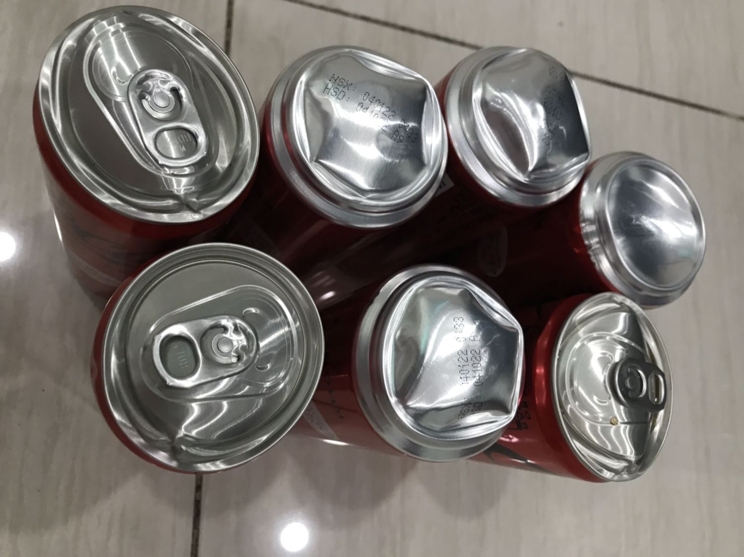 Sản phẩm móp mó, hư hỏng - thùng 24 *** có 7 *** móp mó, 1 *** bị chảy nước. Thùng bị ướt.