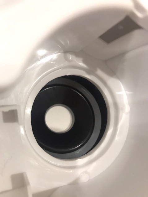 Mua mới về đổ nước dùng, ko xài tinh dầu gì hết nhưng hết nước ko tự ngắt, nóng quá chảy cả nhựa hư cái lõi bên trong. Nguy hiểm quá may mà mình phát hiện kịp Mua mới về đổ nước dùng, ko xài tinh dầu gì hết nhưng hết nước ko tự ngắt, nóng quá chảy cả nhựa hư cái lõi bên trong. Nguy hiểm quá may mà mình phát hiện kịp