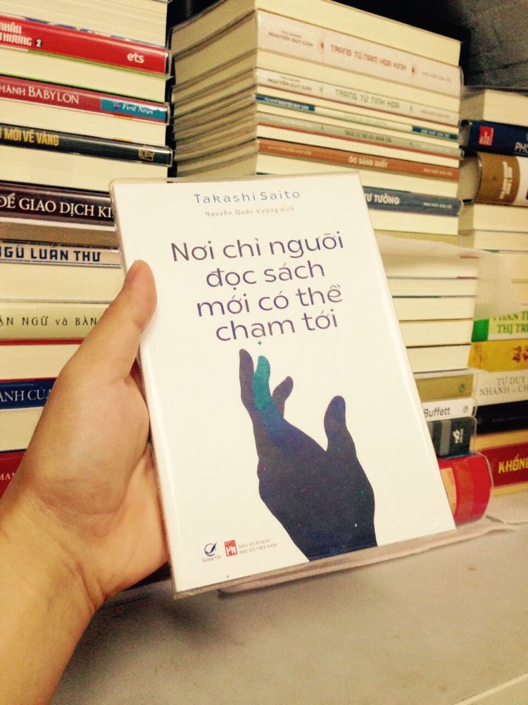 Không ở đâu mà tư duy phản kháng được truyền bá dữ dội như trong sách về chứng khoán. Các bạn sẽ thường xuyên đọc được rằng đừng mua, đừng tin những gì nhà môi giới khuyên, cũng đừng nghe những gì người quen, người thân nói. Nói chung bước vào thế giới chứng khoán chỉ nên tin vào bản thân mình! Còn đây là một quyển sách khuyên bạn nên đọc sách, được viết bởi một nhà văn - người viết sách - haha! Mình đọc quyển sách này với tâm lý phòng thủ, kiểu như "để xem cái ông này viết gì nào".

Mình tìm đến sách với mục tiêu ban đầu nhằm để rời xa thời đại số hóa. Mình muốn thay đổi từ "điện thoại lúc nào cũng trên tay" trở thành "đi đâu cũng cầm quyển sách", nên mình rất sợ tác giả sẽ nâng tầm việc đọc sách bằng cách hạ thấp những thiết bị công nghệ, hoặc chống lại cả thế giới bằng cách phê phán chuyện sử dụng những thiết bị đó, như thế thì sẽ rất thiếu thuyết phục.

Quyển sách này không như vậy, mà tác giả cũng không công kích cả thế giới như mình lo sợ. Ông nhẹ nhàng chăm lo cộng đồng đọc sách bằng cách chứng minh những hiệu quả, những thay đổi sẽ tác động đến con người như thế nào nếu chúng ta đọc sách. Ông cũng không bài bác thế giới số, ngược lại ông thừa nhận sự rộng lớn của Internet như biển cả, thậm chí còn hướng dẫn cách ngụp lặn trong đó để thu lại những lợi ích mà không bị sa đà.

Trong quyển sách này chúng ta được giới thiệu nhiều sách hay, với rất nhiều thể loại mà theo lời tác giả là nhằm mở rộng tri thức. Chúng ta chỉ thường đọc trong phạm vi hiểu biết và tự khoanh vùng thế giới quan của mình lại. Tìm hiểu và đọc những điều mình không biết thực sự rất khó, vì vậy tác giả đã có những hướng dẫn rõ ràng để chúng ta từng bước chinh phục bản thân, nâng cao khả năng đọc hiểu, để có thể cảm nhận sâu sắc hơn, trở thành con người có tư duy tốt hơn và đến được “Nơi Chỉ Người Đọc Sách Mới Có Thể Chạm Tới”.

Những quyển sách tác giả nhắc tới mà mình thấy có bản tiếng Việt:

•	Luận Ngữ (có thể tìm đọc Luận Ngữ Chú Giải của NXB Văn Học)
•	Luận Ngữ và Bàn Tính (NXB Nhã Nam)
•	Anh em nhà Karamazov (NXB Nhã Nam và Đông A)
•	Đồ Nhiên Thảo (nhà xuất bản IPM)
•	Hoàng Tử Bé (NXB Nhã Nam, Kim Đồng, Đông A)
•	Tư Duy Nhanh và Chậm (NXB Alphabooks)
•	Phúc Ông Tự Truyện (NXB Omega Plus)
•	Ngũ Luân Thư (NXB Omega Plus)
•	Tư Bản Thế Kỷ 21 (NXB Trẻ)