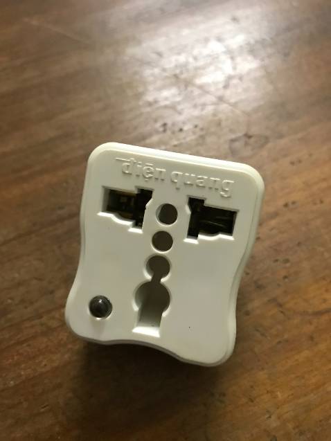 Tôi nhận hàng không được bọc cẩn thận, bọc toàn bộ đơn hàng vào với nhau mà không dùng biện pháp bảo vệ dẫn đến 1 cái phích căm bị thủng túi gói và bị gãy chân cắm như trong hình. Tôi đã thử nhưng chiêc phíc cắm này hoàn toàn đã bị gãy.