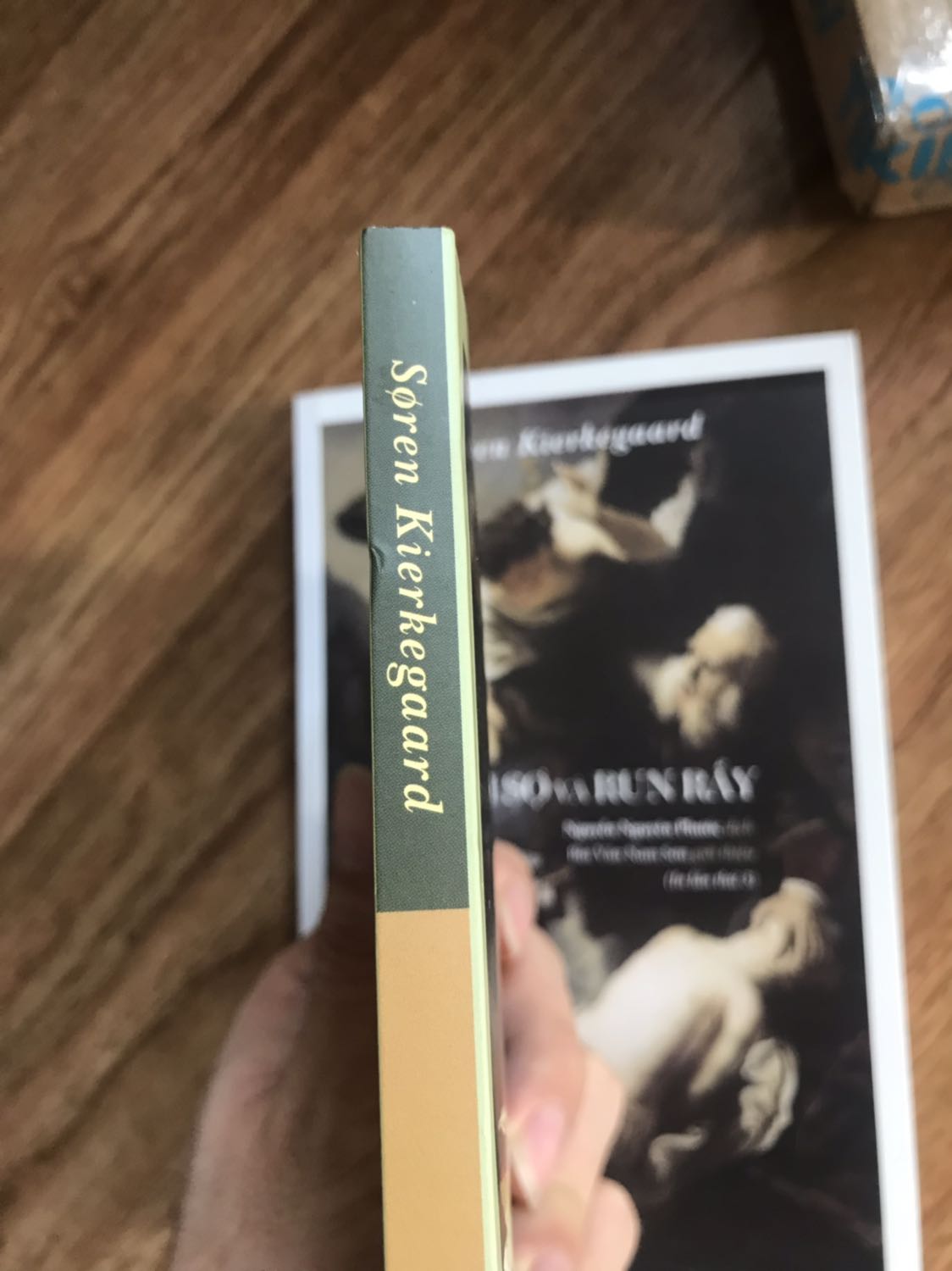 Lần thứ N+ phê bình việc gói hàng của Tiki. 
Sách mới tinh luôn nhưng đến tay mình thì lại gãy gáy sách. Quá hãi với việc đổi sản phẩm mới của Tiki luôn nên chắc đành chịu vậy. Lần thứ N+ phê bình việc gói hàng của Tiki. 
Sách mới tinh luôn nhưng đến tay mình thì lại gãy gáy sách. Quá hãi với việc đổi sản phẩm mới của Tiki luôn nên chắc đành chịu vậy.