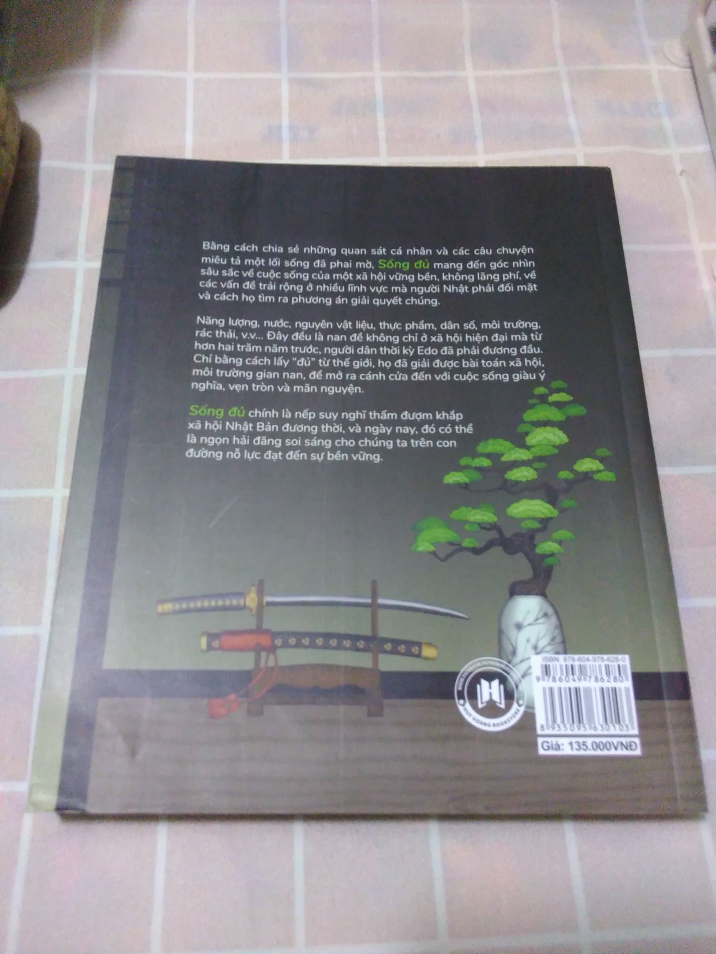 khổ sách to, phù hợp mở ra rồi nghiên cứu ghi chép, giấy thơm, mịn, bìa rất xinh, đọc sơ qua thì sách tìm hiểu về nhật bản, những lối sống xưa, bản vẽ minh hoạ xinh đẹp, nên mua nha