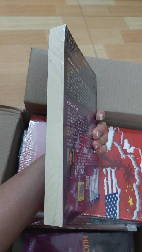 Sách bọc chắc chắn, ship nhanh dã man ạ, chưa kể là giá thành rẻ hơn rất nhìu so vớ các nhà sách khác và sàn thương mại điện tử khác nữa ạ 🥰