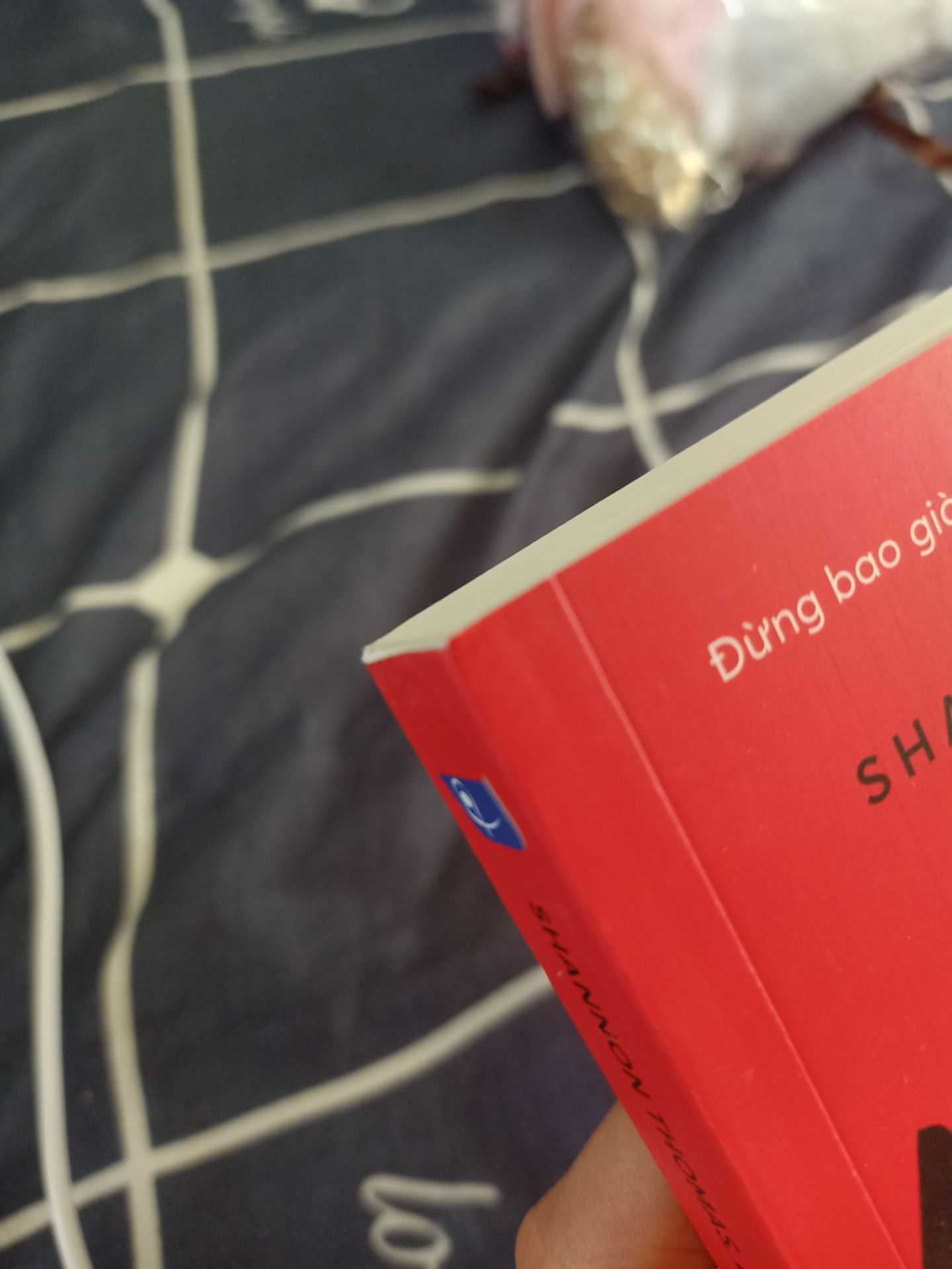 Mình chưa đọc nội dung bên trong, nhưng đánh giá cách giao hàng đóng gói thì hơi ẩu, bỏ quyển sách trong hộp giấy rồi giao, không có bọc bảo hộ chống xốc, sách có vài chỗ bị nhăn, thêm cả xước thế này. Nhưng may là mặt trước mặt sau sách không xước, không rách, sách in rõ chữ, không có mùi, trang giấy trắng, sạch.