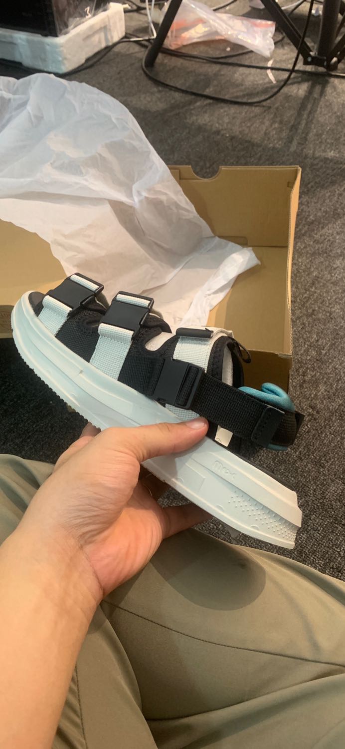 Ấn tượng bên shop tư vấn nhiệt tình quá, ship cũng nhanh nữa :))). Đặt thử sandals thể thao thấy chất cực kỳ okela, đế êm, ôm chân. Sẽ còn ủng hộ shop Ấn tượng bên shop tư vấn nhiệt tình quá, ship cũng nhanh nữa :))). Đặt thử sandals thể thao thấy chất cực kỳ okela, đế êm, ôm chân. Sẽ còn ủng hộ shop