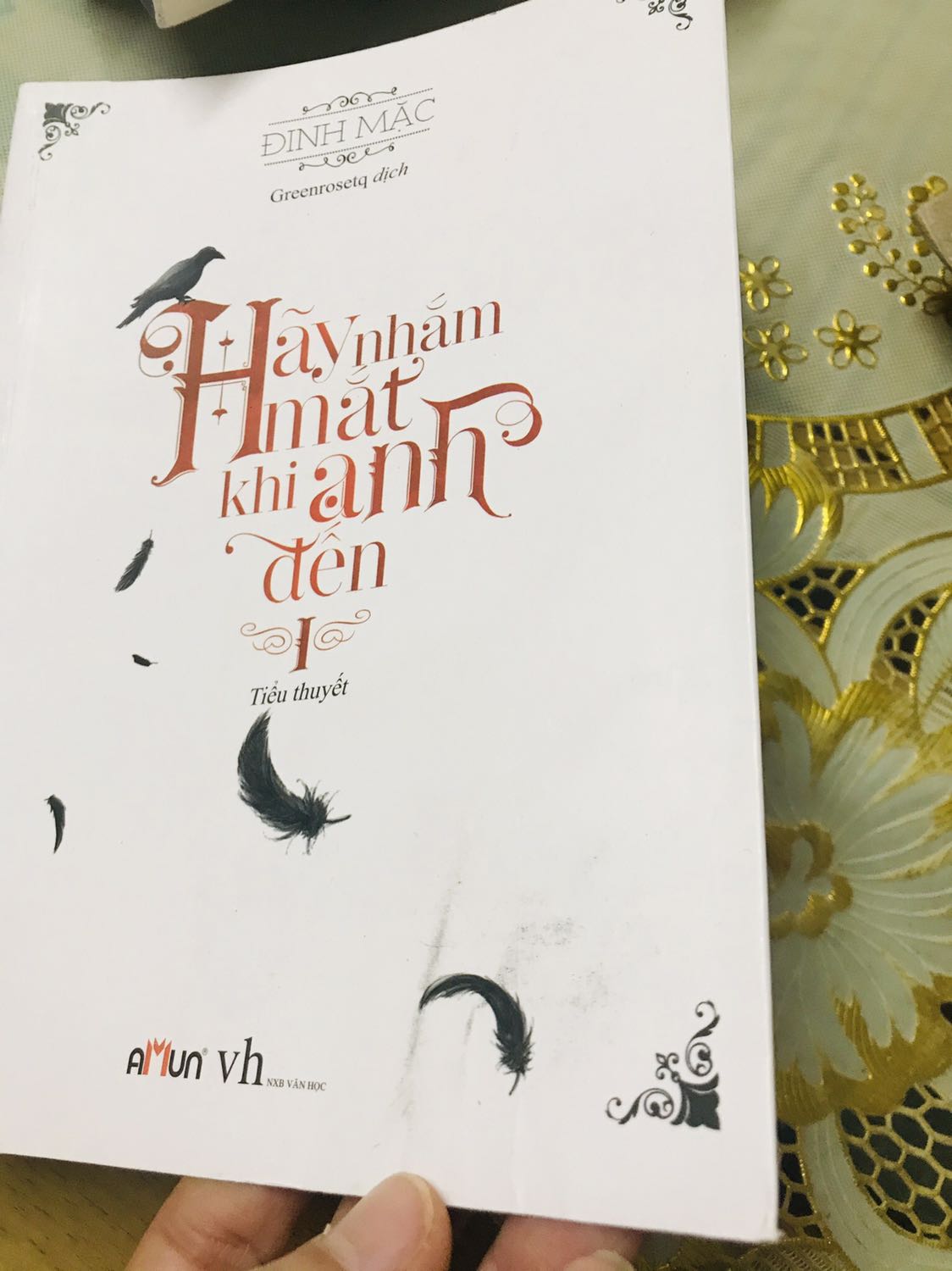 Mình nhận đc sản phẩm nhìn bìa hơi nát còn bị vết bẩn. Nhìn giống sách cũ. Mấy lần bị rồi nên lần này phải phản hồi lại
