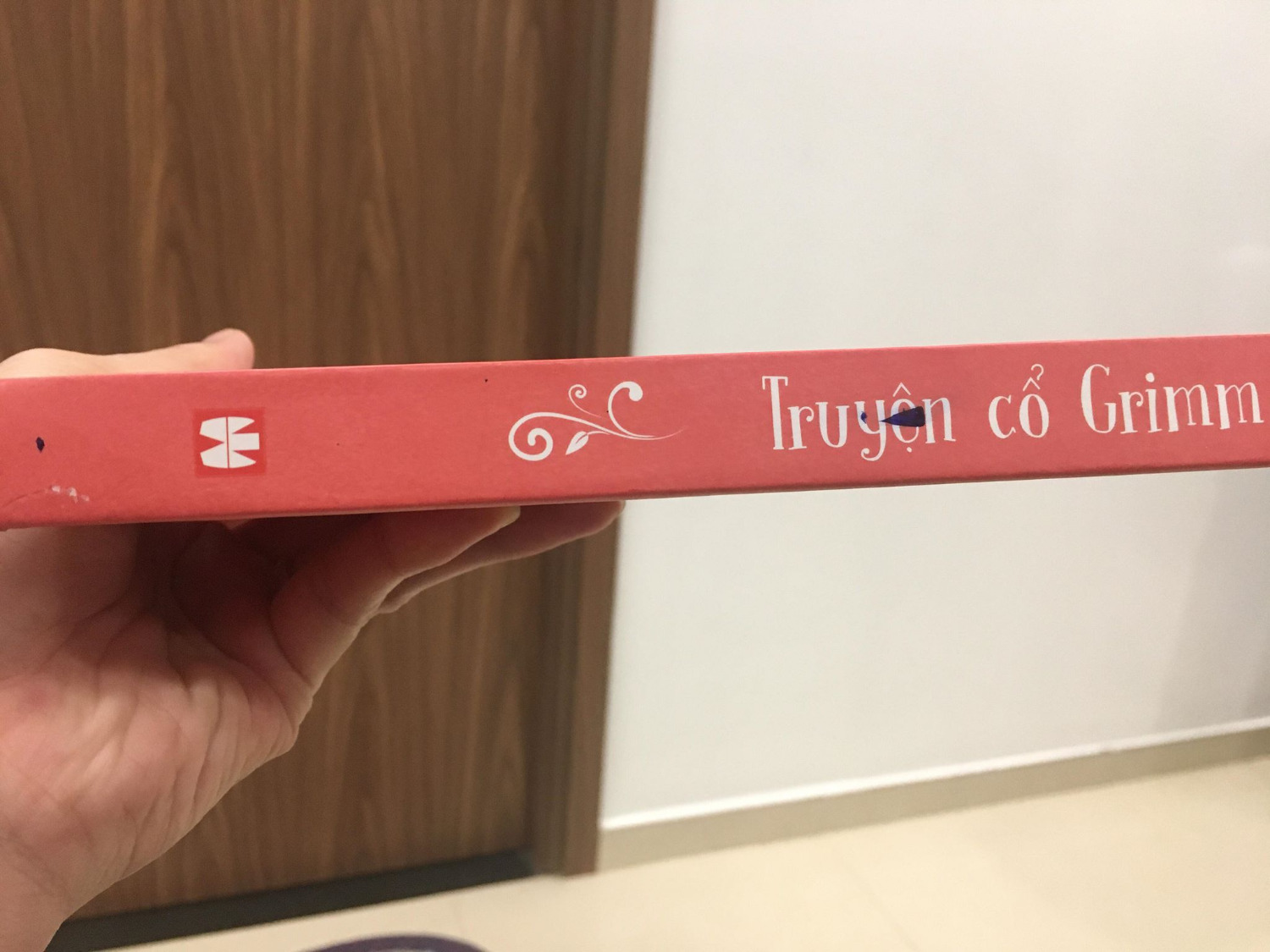 Theo Tiki thì sách có 2 phiên bản bìa cứng và bìa mềm, giá đang khuyến mãi mình thấy giống nhau và mình đã đặt mua phiên bản bìa mềm theo như mô tả, mua chung với nhiều sản phẩm khác. Tuy nhiên, sản phẩm khác bị hủy liên tục vì lỗi lưu kho và chưa thấy hoàn tiền, không biết có hoàn đúng giá trị tiền không hay lại ăn gian luôn phần tiền khuyến mãi của mình. Sách nhận được thì lại ra phiên bản bìa cứng và dính mực lem luốc ngoài bìa (hình chụp). Tiki giao nhanh chi cho cố mà để lỗi sản phẩm và hủy đơn hàng hàng loạt làm khách hàng phải đặt lại sản phẩm miết. Cần có câu trả lời thỏa đáng.