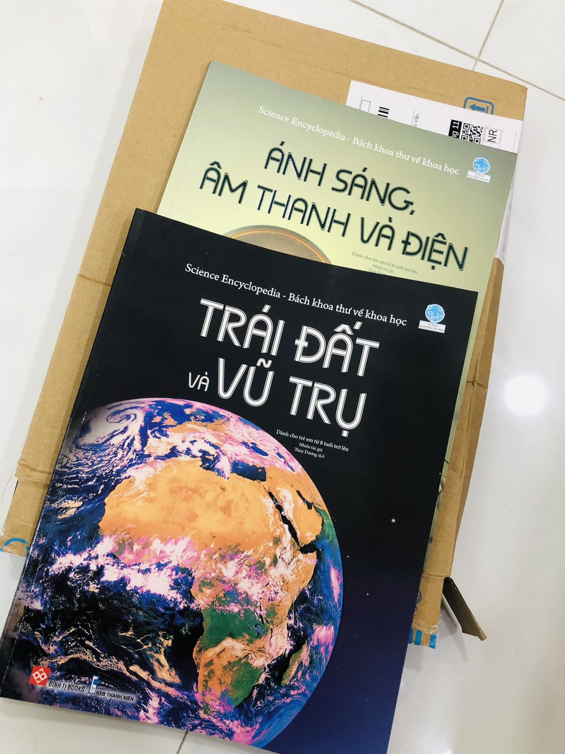 Sách rất bổ ích, hình ảnh sinh động. Đóng gói cẩn thận, ship hàng nhanh.