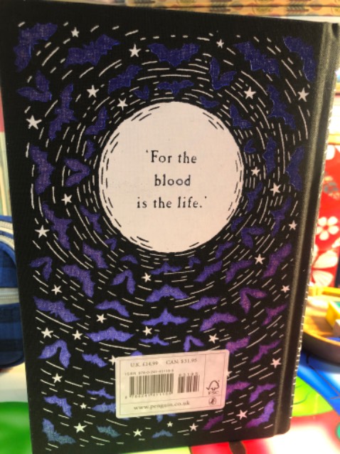 Bìa trước ok, nhưng bìa sau chỗ chữ “blood” bị tróc màu. Mình phải lấy viết lông đen tô lên. Sách chính hãng mà bị vậy hơi kì nhen.
Sách đẹp, nhẹ, giấy xốp nên có thể bị ố vàng nhanh. Nội dung kinh điển, lối viết rất hợp với ai muốn nghiên cứu về ngôn ngữ và văn chương.