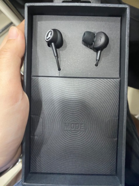 - Âm thanh tốt, thời trang, có mic.
- Nút tai sẽ nhét được vào lỗ tai nên có chống ồn, nhưng dễ ra mồ hôi tai nên mọi người nhớ vệ sinh tai mình và tai nghe thường xuyên.
- Dây hơi mỏng manh, nói chung là với mức giá này và brand này là tạm ổn rồi. 

Mong nhà sản xuất xử lý dây tai nghe dày hơn chút tránh dễ bị rách và hư hỏng.

Cảm ơn vì sản phẩm này.