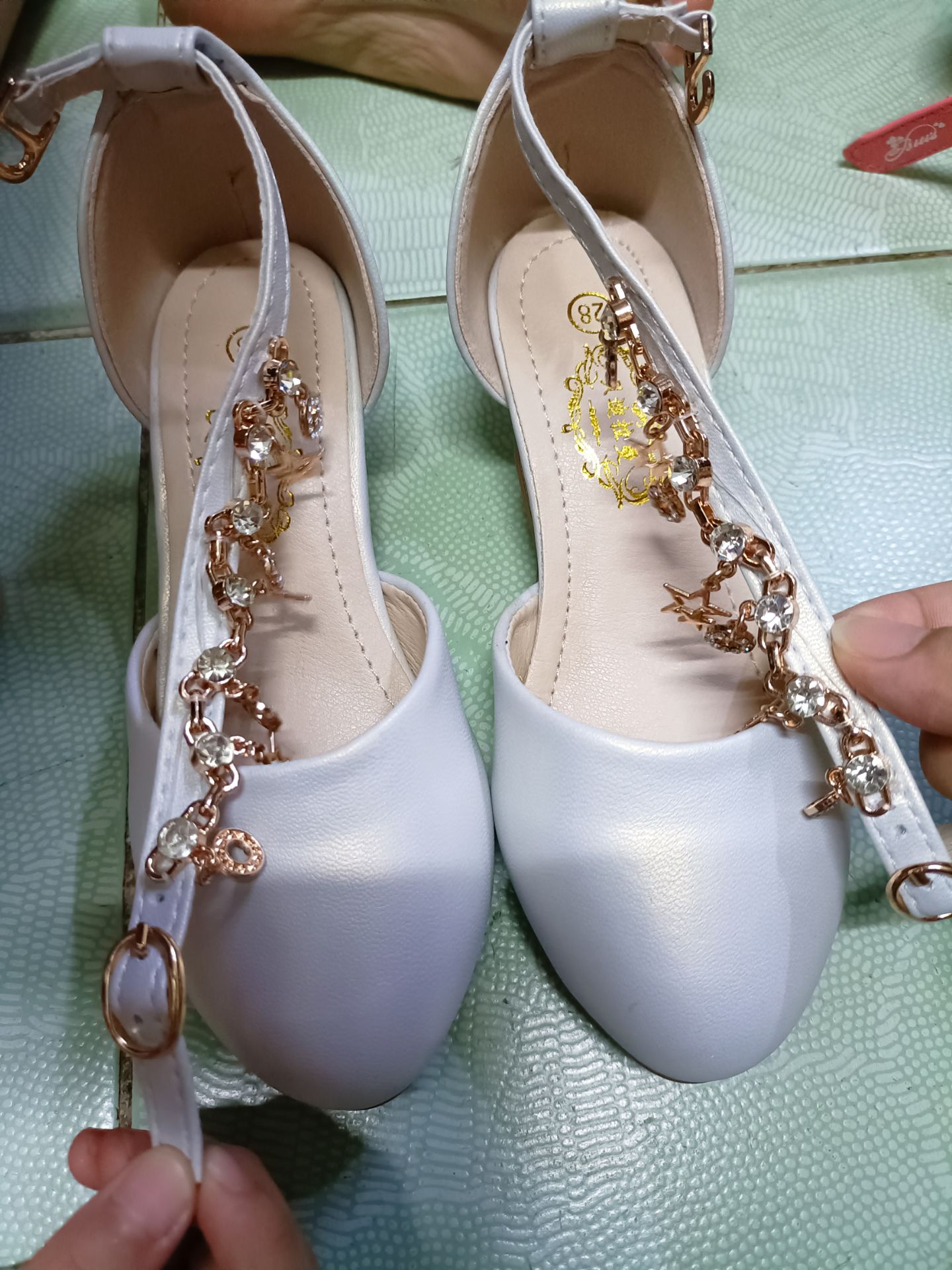 đẹp nhưng da hơi cứng, hi vọng mang thời gian mềm ra