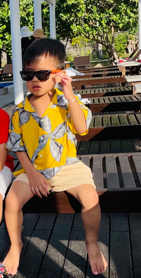 Kính đẹp, bé 3 tuổi đeo vừa vặn. Gọng mềm khó bị gãy, hộp đẹp bé cầm chơi luôn.