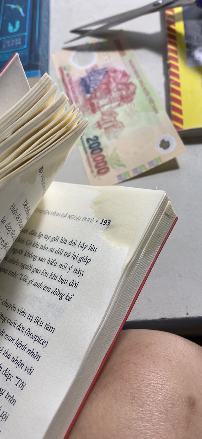 Rất bực mình vì Tiki không gói hàng cẩn thận. Bọc mỗi hộp và sách không thèm bọc thêm túi. Dính trời mưa cái là ướt thấm cả hộp lẫn sách. Làm ăn không có tâm gì cả, giao hàng thì chậm !