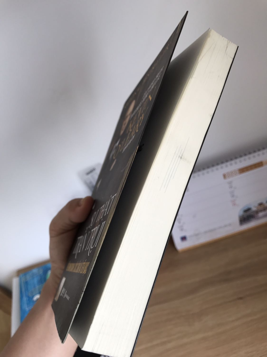 Tkiki giao hàng nhanh, mình mua đc giá khuyến mãi rất mừng, tuy nhiên sách có vẻ bụi nhiều và dính dơ tí,trang sách bên trong làm từ giấy cũng tốt.Vì mình đã đọc cuốn " Sự thật tàn nhẫn Về gia đình con cái và tiền bạc" cùng tác giả và khá là hay nên mình đã mua thêm cuốn này