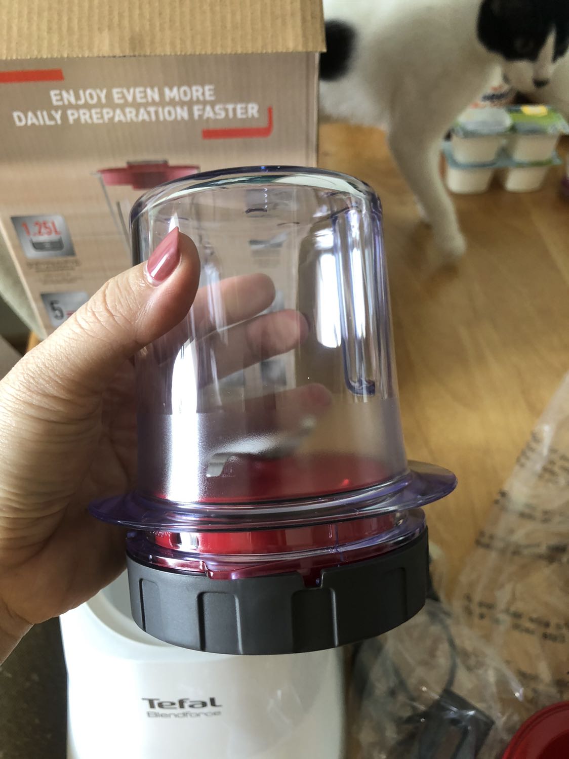 Máy rất đẹp. Cối nhựa nhưng vô cùng chắc chắn, màu sắc tranh nhã.