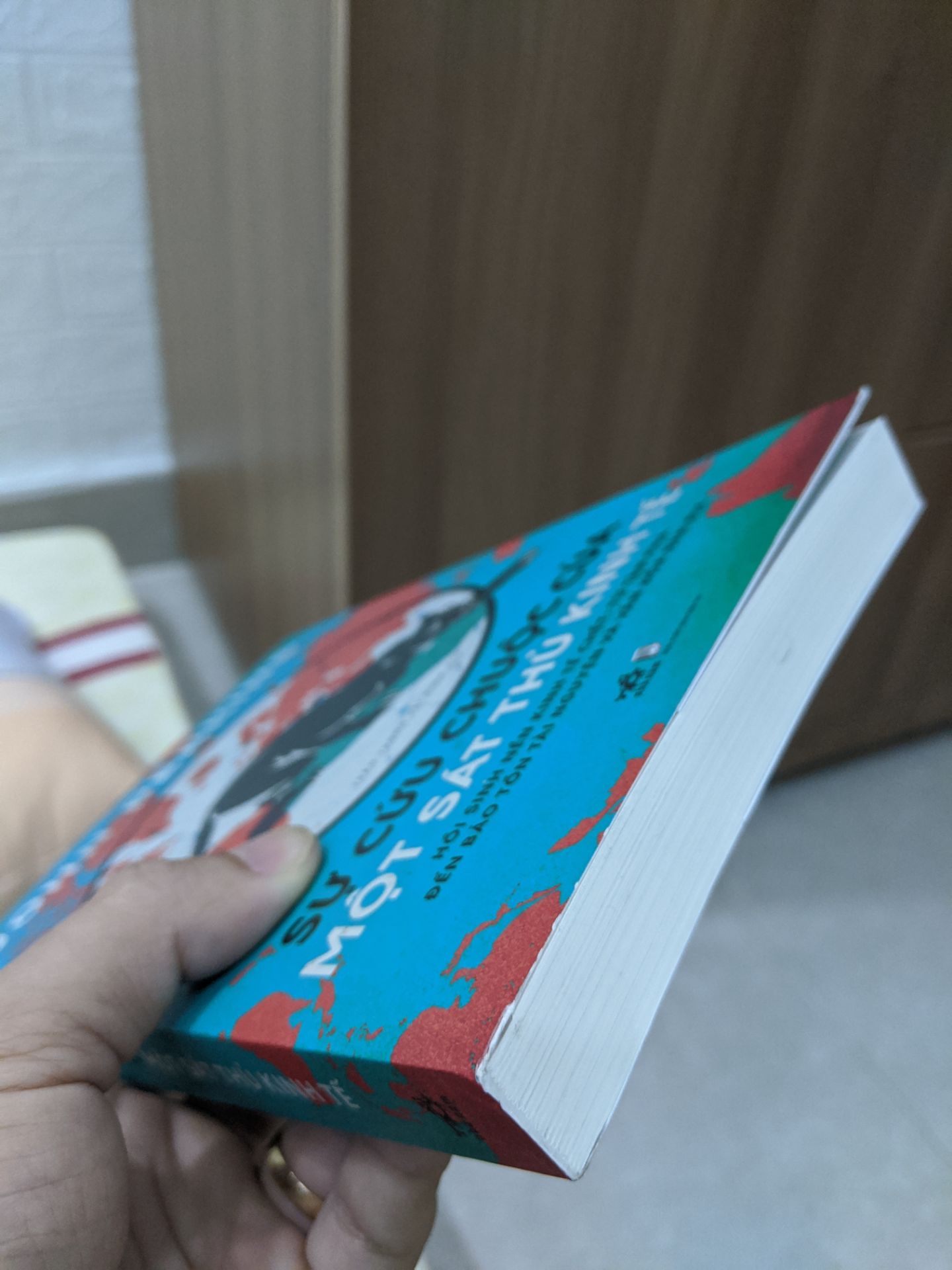 Sản phẩm được giao bìa bị trầy nhẹ, nhìn chung không ảnh hưởng đến bên trong, tiki giáo hàng nhanh hơn dự kiến.