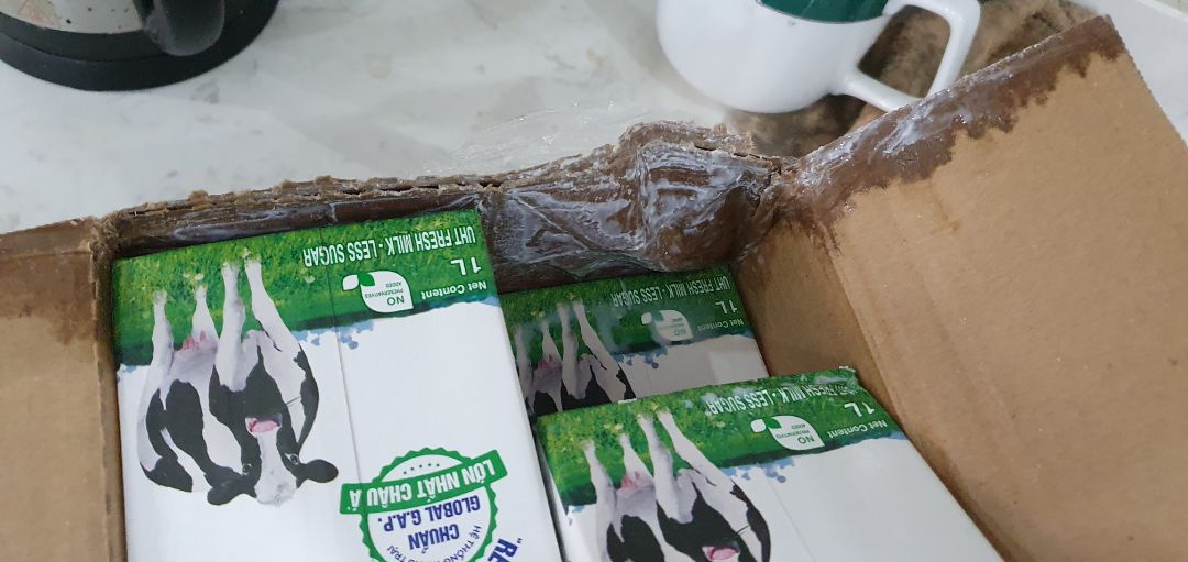 Mình vừa nhận được đơn hàng. Đắt hơn ở tiệm tạp hóa gần nhà (có 30k/hộp ở tiệm), thời gian chờ lâu (8 ngày mới nhận được), đóng gói hàng tệ hại, có 1 hộp bị thủng làm đổ tràn sữa ra cả lố 6 hộp, chán chả muốn kêu đổi vì thời gian chờ đổi 1 hộp sữa quá tội.