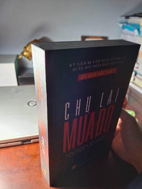 Bản bìa cứng đẹp xuất sắc. Nội dung thì ai cũng biết là rất hay rồi. Một phiên bản vừa đọc vừa lưu giữ như một kỷ niệm đẹp trong năm 2025 của điện ảnh Việt Nam nói chung và điện ảnh QĐND nói riêng