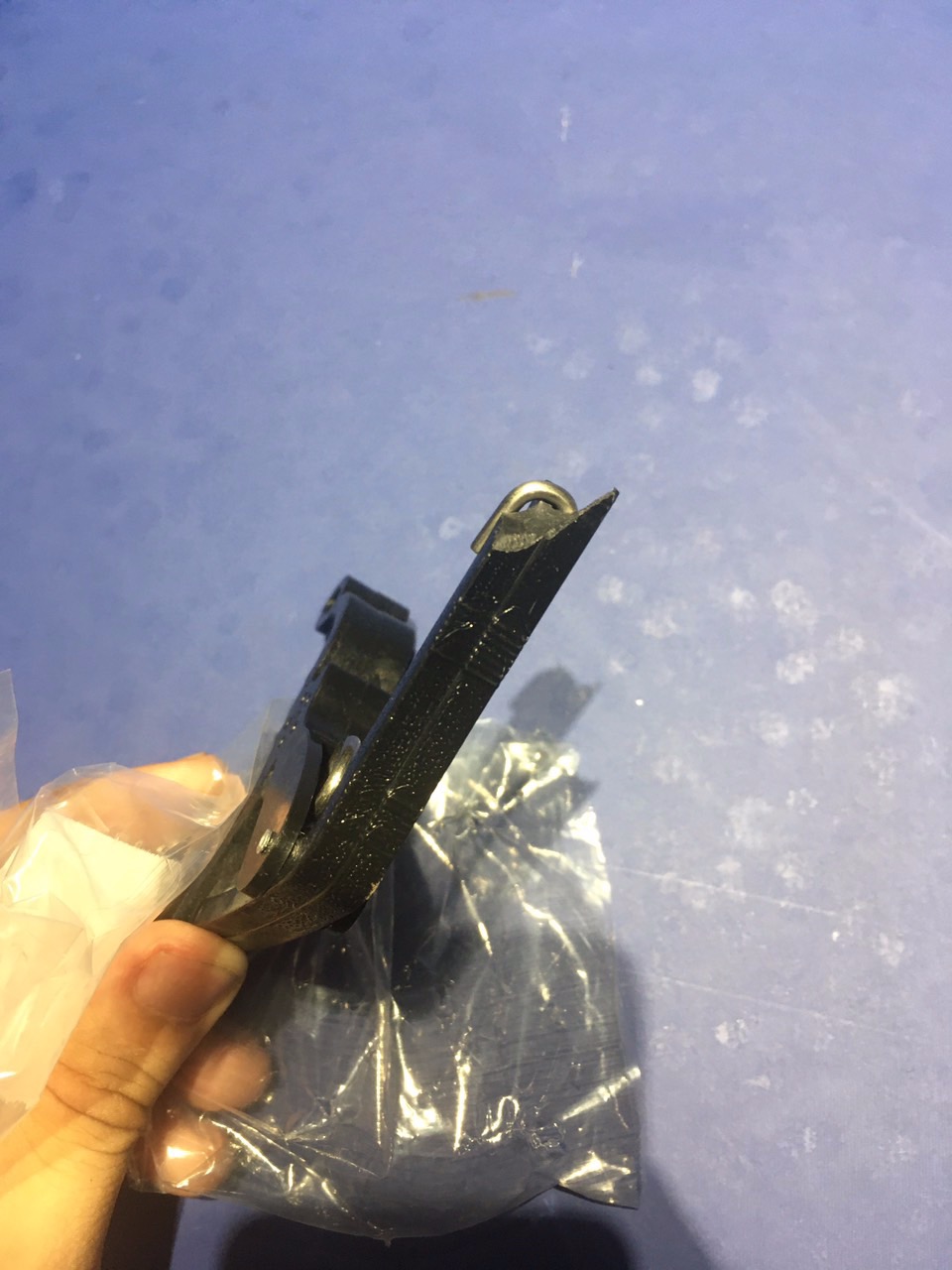 Sản phẩm bị vỡ phần tay bóp, mặc dù vẫn có thể xài được nhưng khá thất vọng. Có lẽ nên mua ngoài tiệm tốt hơn. Ngoài ra thì đều ổn, giao hàng nhanh, ...