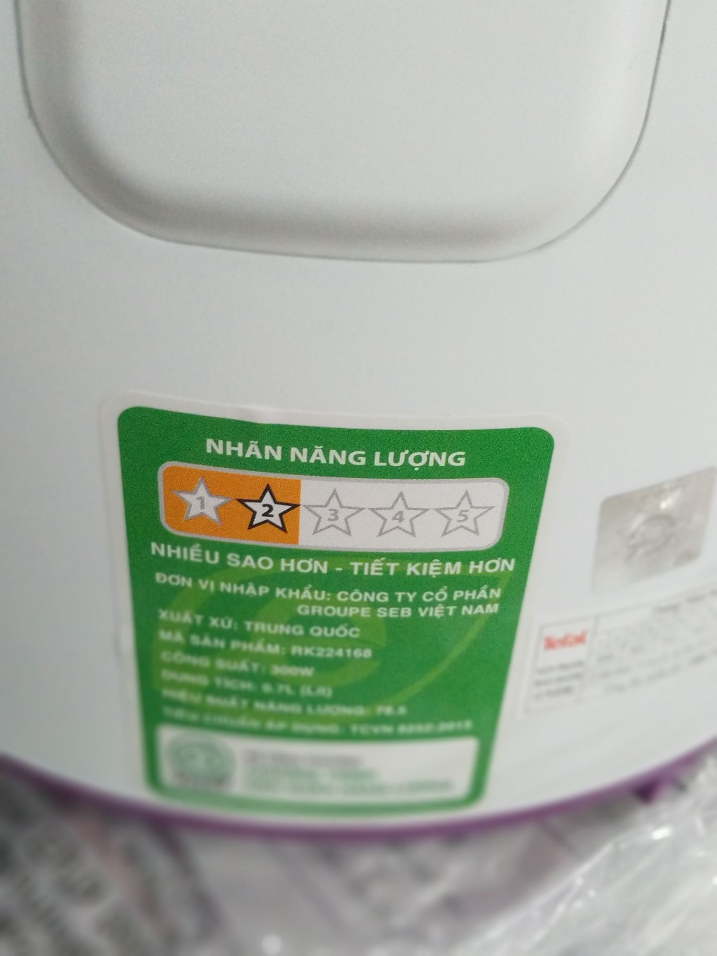 cái nồi nhỏ xinh, dùng nấu cho 1 đến 2 người.mình nhận hàng có đủ vỉ hấp, dây cắm, muỗng xúc cơm. Nồi không có khay hứng nước nhé. Có 2 chế độ nấu cơm và hấp, mình chưa nấu thử nên chưa biết thế nào, ko biết lớp chống dính có được bền lâu không hay một thời gian bị bong xước, nếu nó bị lỗi vậy mình sẽ đăng nhận xét lại cho cả nhà biết nhé.
Có điều nữa là mình ko thấy phiếu bảo hành, cũng không thấy mã nào để đăng ký bảo hành hết á, nếu mà cần bảo hành thì làm sao nhỉ? vẫn là phải gọi qua hỗ trợ Tiki phải không nhỉ?