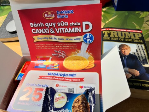 Sách được đóng gói cẩn thận và còn được quà tặng kèm từ FAHASA. 
Trừ việc giao hàng đợt sau lễ 2/9 hơi lâu thì rất hài lòng về sản phẩm và dịch vụ.