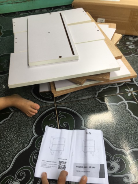 Mẫu đẹp như quảng cáo , chi tiết lắp ráp chưa đủ trong sách hương dẫn , phải tìm tòi thêm trên YouTube mới đủ . Ngăn dưới kéo ra thì vướng ốc lắp ráp , không trơn tru lắm .