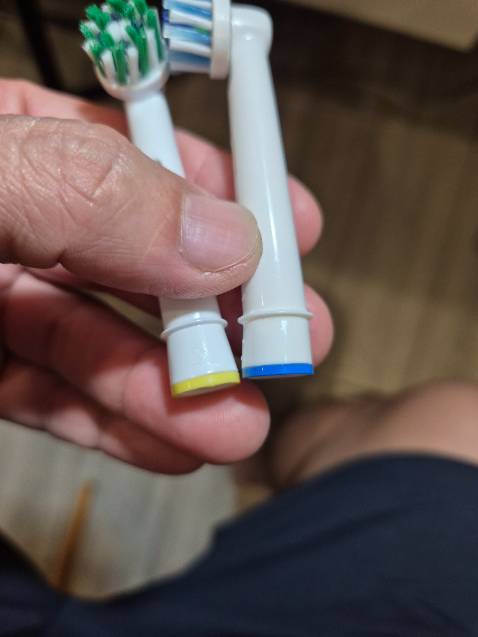 Sản phẩn giao từ nhà bán quốc tế nên thời gian từ lúc đặt hàng đến lúc nhận mất 12 ngày, hơi lâu.

Mình vừa nhận hàng luôn, đầu bàn chải made in germany, nhưng mình so sánh với đầu bàn chải cũ thì nhận thấy một số điểm khác biệt:
- lông chải chéo mang màu xanh lá (mới) so với màu xanh dương (cũ)
- nhựa đầu bàn chải mới không bóng và sắc sảo bằng nhựa đầu bàn chải cũ
- logo oral B trên đầu bàn chải mới nhìn đậm thô hơn logo trên đầu bàn chải cũ.

Mình cũng không rõ là sản phẩm đổi mẫu hay vì lý do nào khác mà về ngoại quan đầu bàn chải mới không như đầu bàn chải cũ. Mình chưa dùng chải răng nên không có đánh giá về hiệu quả chải.

Giá mua set 4 cái cũng không phải là rẻ nên cứ hy vọng là hàng chuẩn hãng vậy.