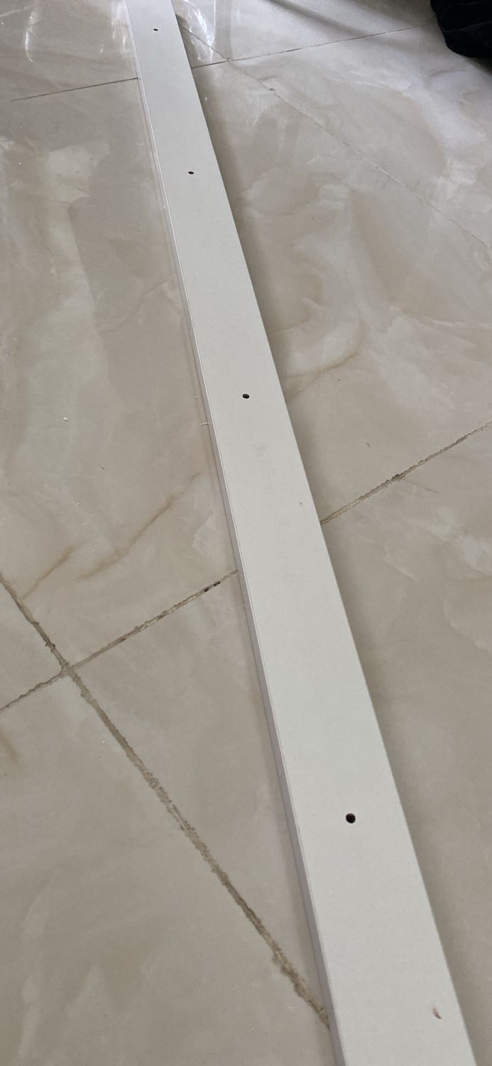 Khen: Sản phẩm của IGA rất tốt, giá cả hợp lý, dễ lắp ráp

Chê: Dịch vụ chăm sóc khách hàng cực kì tệ
1, Sản phẩm giao đến sai mẫu khi liên hệ giao lại thì phản hồi chậm trễ, nhắn tin từ 12h nhưng vì chờ phản hồi lâu nên 17h mình nhắn lại thì cửa hàng mới phản hồi. Trong khi đó vì cần gấp nên mình yên cầu đổi trong ngày mà dịch
vụ như vậy quá chậm trễ

2, Nhân viên không giải quyết được vấn đề cho KH. Ngày 21 mình nhận mẫu bị sai, lúc 15h mình gọi lại nhân viên hỏi tại sao chưa giao lại, nvien bảo: Ủa bên kho chưa gọi lại chị ạ. Tiếp theo đến 18h, mình chưa nhận được mẫu giao lại và gọi tiếp thì nvien lại bảo: Em cũng không biết nữa chị ơi, chị để em liên lạc lại bên kho🙂. Mình cũng nhắn là vì cần gấp nên cố gắng sáng 22 gửi sớm tầm 9-10h giúp mình, nvien cũng oke.

Tiếp đó, sáng 22 gần 11h mình cũng chưa nhận được mẫu nên gọi lại hỏi tại sao chậm trễ như vậy, Nhân viên cũng chỉ nói: Để em tra cứu lại đơn hàng🙂.

Và đến lúc mình đang viết nhận xét thì mình cũng chưa nhận được phản hồi nào từ bên cửa hàng, sản phẩm chưa được đổi trả. Trong khi đó mình đã thực hiện thanh toán nhưng việc đổi trả lại diễn ra chậm trễ.

Thiết nghĩ, Cửa hàng nên thay đổi cách hoạt động của team CSKH, vấn đề của KH thì giải quyết không nhiệt tình, nhắn tin trên *** thì chậm trễ không rep. Vì mình sợ bác giao hàng đến không kiếm được nhà nên cố nhắn cửa hàng giao sớm để mình chỉ đường bác vào nhưng cửa hàng làm việc rất tệ.

Để xây dựng một doanh nghiệp thành công, doanh nghiệp không nên chỉ quan tâm vào sản phẩm mà KH cũng nên là mục tiêu mà DN nên chú trọng hướng đến. Chúc cửa hàng kinh doanh thuận lợi.

Update:
Mình vừa chủ động gọi lại hỏi thông tin, nhân viện vẫn cứ bảo em không biết gì hết, người khác hỗ trợ chị chứ không phải em. Website để 1 *** thì mình gọi số đó để được hỗ trợ, nhân viên vẫn nói em không biết, mình yêu cầu cung cấp *** của người hỗ trợ thì nhân viên lại tiếp tục em không biết. Vậy *** trên website để làm gì, để chốt đơn thì hỗ trợ nhanh chóng, đến khi tiền trao cháo múc, sản phẩm có vấn đề thì kệ KH.

Nhân viên cứ bảo em GIÚP chị, ủa giúp cái gì, trách nhiệm là hỗ trợ KH mà cứ mở miệng đóng miệng là để em giúp chị, mình không hỏi tên nhân viên được nên bên cửa hàng xem lại nghiệp vụ của team CSKH đi. Nếu KH không được hỗ trợ khi liên hệ *** trên website thì để luôn nhiều số của kho vận hay gì đó luôn.

Sản phẩm có vấn đề thì NV không bao giờ chủ động hỏi thăm hay hỗ trợ KH. Lúc nào cũng là KH chủ động nhắn tin hỏi thăm, nếu được chấm điểm dịch vụ ở đây thì mình để âm vô cực, chưa bao giờ gặp dịch vụ hậu mua hàng tồi tệ thế này. Mất hết cả buổi sáng