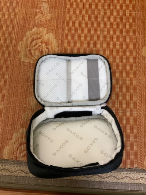 Đẹp nhưng bên trong trắng sẽ nhanh bẩn, dây kéo chỉ có 1 chiều.