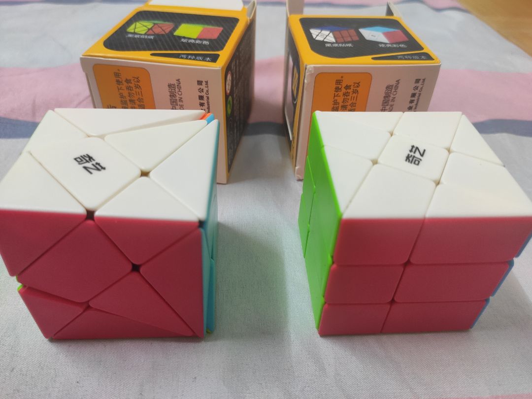 không hài lòng, tôi mua 2 cục Rubik 4x4, 5x5. nhưng giao 2 cục Rubik biến thể giống nhau như vầy.