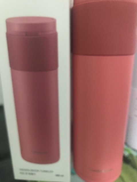 màu coral xinh, bình có quai cầm tiện dụng, khoá nút bật chống chảy nước