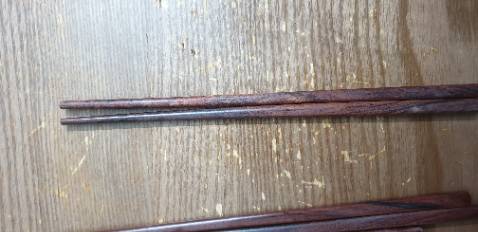 Màu gỗ, vân gỗ đẹp. Gia công ổn, nhẵn mịn. Tuy nhiên vẫn có đũa cong. Đúng ra với mức giá này shop cần kiểm tra chọn lọc những đũa đạt chất lượng thôi. Ủng hộ shop 5 sao, trừ 1 sao vì lẫn đũa cong.