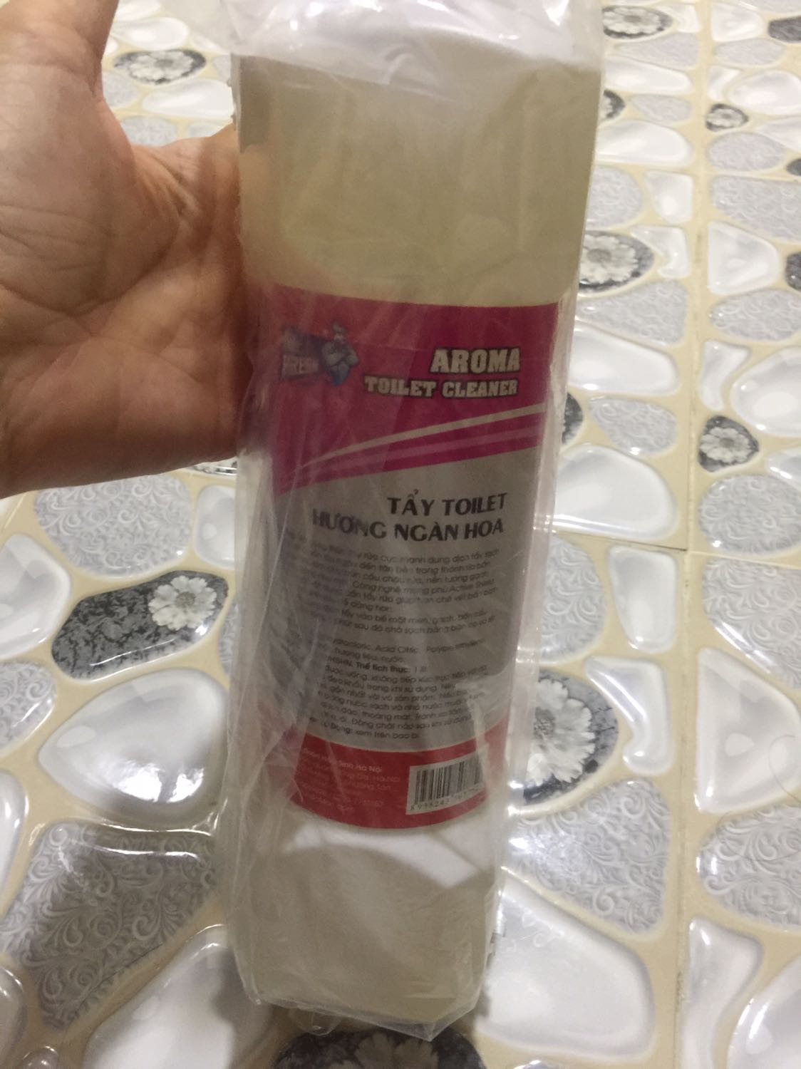 Sản phẩm như hình, để lâu trên bồn cầu rồi chà hết hơi luôn nhưng mấy vết ố lâu ngày không hết, hic hic