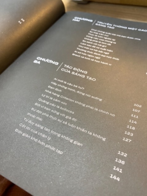 Nội dung sách là những mẩu truyện ngắn về sáng tạo tác giả sưu tầm được, sau đó có một bài học cuối mỗi chuyện. Đọc quyển này thấy mở mang cho mình góc nhìn về sáng tạo và giải quyết vấn đề bằng sáng tạo. Những bài học để lại cho mình những suy nghĩ nhất định. Trước giờ hay đọc sách tư duy tâm lý nặng đô, quay lại đọc quyển này thấy rằng ko phải những phân tích cao suêu mới có thể tác động đến tư duy của mình. Chỉ cần những thứ nhẹ nhàng nhưng có sức nặng ntn thôi là đã biến chuyển nhiều điều trong đầu mình vê tư duy sáng tạo rồi. Sự sáng tạo có mặt ở khắp mọi nơi và ai cũng có khả năng sáng tạo, điều quan trọng là mình phải luyện tập nó hàng ngày, tìm kiếm sự stao trong những thứ nhỏ nhất.
 Chất giấy ok, chữ to, có hình minh họa nên đọc cũng dễ chịu.