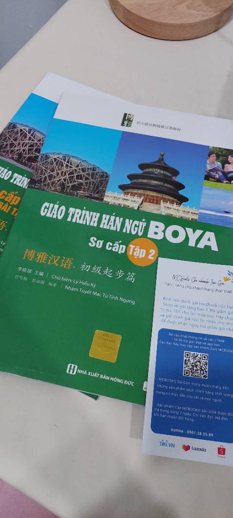 Sách đóng gói siêu kĩ càng, giao hàng rất nhanh luôn. Ngoài ra thì sách mà sách gửi đi siêu siêu mới, đầu sách không bị méo mó một chút nào cả, đó là điều mà hiếm khi mình mua sách online mà được như thế í, nói chung là 100 đỉm nha shop, sẽ ủng hộ tiếp nữa, trên chặng đường học tiếng Trung này của mình kkk. Mong shop cứ tiếp tục giữ mãi phong độ như thế nhó 😘 mãi iu