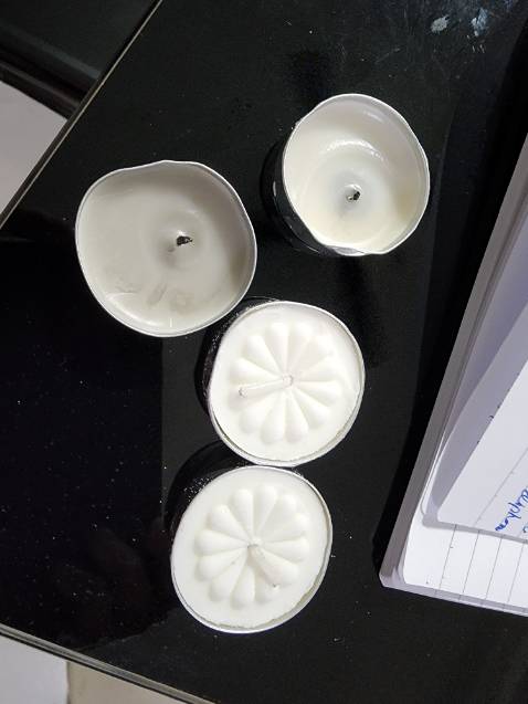 Nên ko giống như hình. Loại nên này có hình hoa trên mặ  (hình của shop là nến trơn). Nến này cháy ko hết. Còn lại 1/2 nến là tim nến bị cháy cụt hết. Đề nghi đổi cho tôi 1 hộp nến đúng như hình chụp. Hộp đã khui tôi sẽ dùng vậy