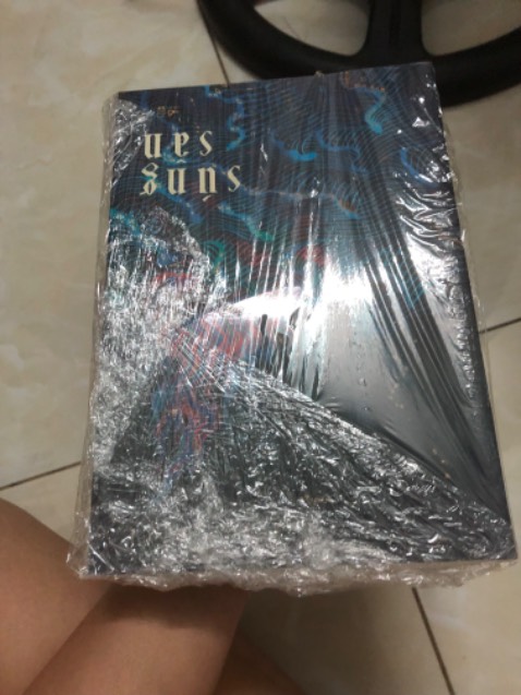 không hiểu sao lấy cái bọc nilon bọc ba cuốn sách lại đc lun , tiki dạo này đóng gói kỳ quá. sách 2021 nên bị dơ chút ít mấy trang cuối nhưng tổng quan thì ok