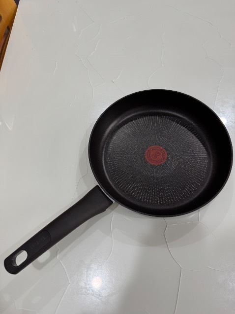 Chảo hơi nông so với kì vọng và đánh giá lúc xem ảnh (đo thực tế chỉ sâu 5 cm), thông số kích thước chi tiết của sản phẩm không thấy trên Tiki. Chất lượng hoàn thiện chấp nhận được, không dầy dặn và sâu bằng dòng chảo Unlimited cùng kích thước 26 cm mình đã mua. (Chảo Unlimited mình đã mua ban đầu dùng chiên rán chống dính rất tốt sau đó không biết có phải do dùng cả để xào nên mất dần tác dụng chống dính không).