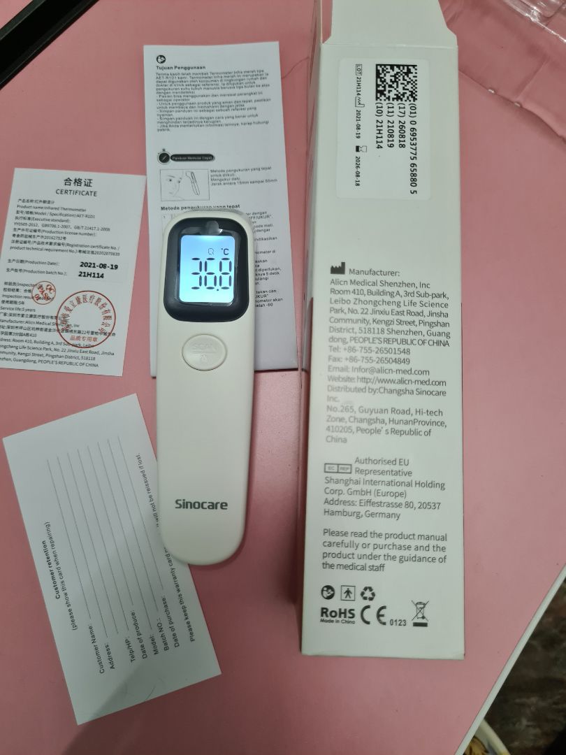 Sản phẩm có kèm 2 pin 3A, đo cũng tương đối chứ không chính xác. phải để xa trán tầm 10cm thì mới chuẩn nhưng nếu có tóc cản thì nhiệt độ đo khá chênh lệch gần < 1 độ. nếu để khoảng cách quá gần thì lúc nào cũng 37 độ hơn. Trường hợp đo lại mà mãi vẫn không thấy thay đổi số thì để ra chỗ khác bấm đo không khí rồi quay lại đo trán sẽ chính xác hơn.
Sp giao nhanh, đóng gói cẩn thận nhưng hoạt động chưa như mình mong đợi.