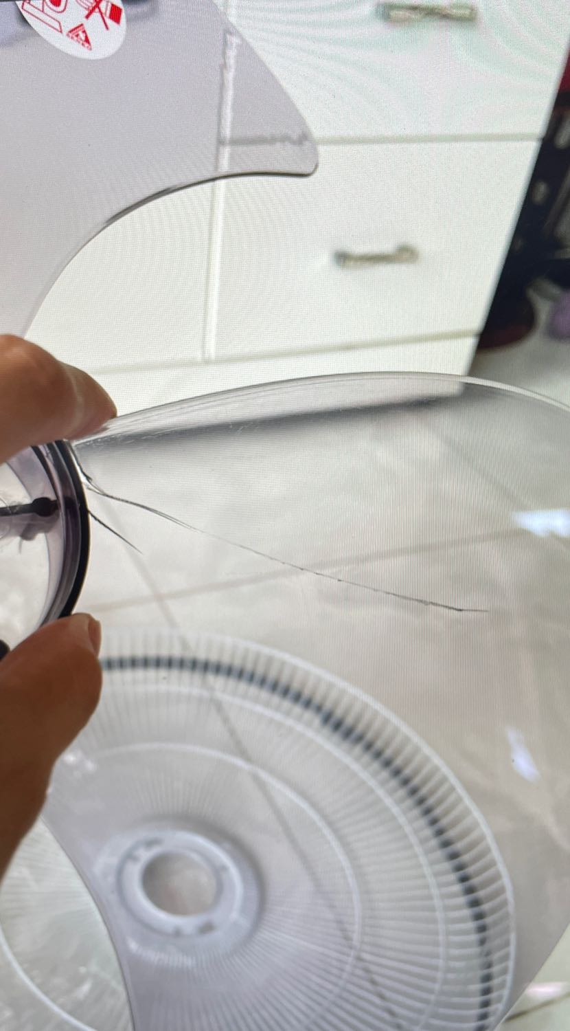 Cánh quạt bị gãy. Nút bấm số 1 ko ấn được. Yêu cầu được đổi quạt khác