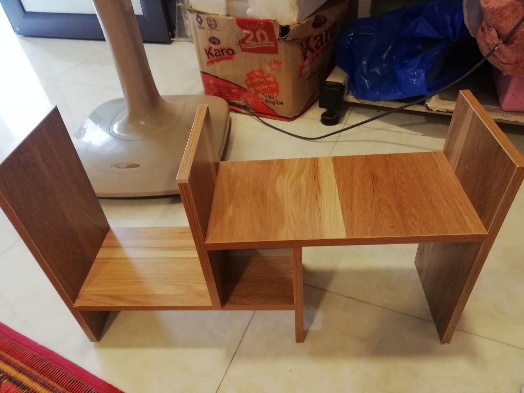 Đóng gói cẩn thận, giao hàng nhanh, đúng hẹn. Loay hoay một hồi xg. Gỗ miếng hơi bong gỗ dán, bốn miếng gỗ đơn giản như trẻ con xếp hình. Bình thường kg đẹp lắm