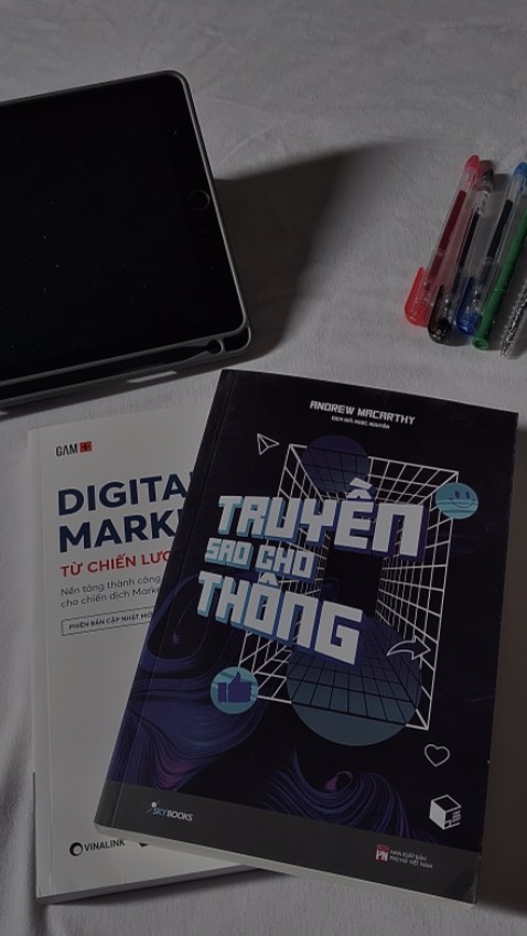 Giao hàng siêu nhanh luôn, đặt tối qua mà sáng đã giao luôn mặc dù chọn giao hàng bình thường 🥰 Ấn tượng đầu tiên về sách là rất đẹp ạ, in màu xịn xò, các chương mục trong sách cũng cập nhật theo thị trường hiện tại. Nên mua nhé mọi người ới