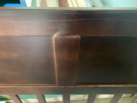 Giao hàng bị hư vài chỗ 
Đồ lắp ráp và vít bị thiếu
Không có hướng dẫn lắp ráp ngăn kéo
Giường cũng khá cứng cáp. Lắp thêm thang giường/ tấm ván làm thang giường thì người 60kg vẫn nằm okie. 
Gỗ làm từ mạt cưa ép nên chỉ vặn vít quá tay sẽ hư ren ngay. Phù hợp với giá tiền.