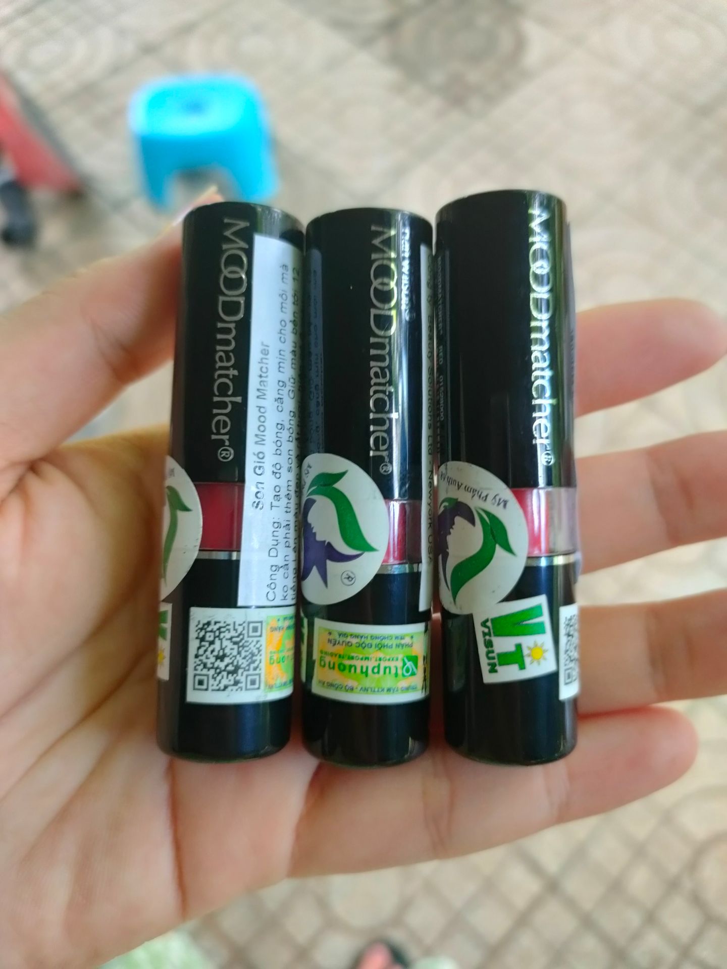 son gió lâu trôi lên màu đỏ hồng, sài ăn uống cực kì thích, nhẹ môi, mình sài liên tục 3 ngày, dùng tẫy trang lau mà vẫn ko ra hết màu, môi bình thường ko khô rác. Son Chuẩn nhé.
Mẹ chồng mình sài loại này mấy năm nay nên mình có kinh nghiệm về son này. Tặng cho mẹ rất thích. 
Giới thiệu cho bạn 1 cây, bạn mình thích lắm, 1 cây son sài rất lâu.