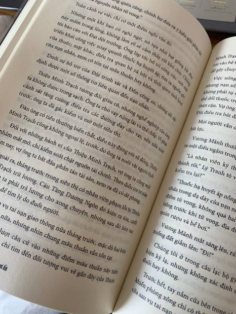 Hay ! Cung cấp những thông tin rất thú vị về pháp y và những vụ án ( không biết có thật không ) trong quá trình hành nghề của tác giá. Có một vài chỗ còn sai lỗi chính tả nhưng ko đáng kể. Sách đẹp, giấy đẹp, trình bày cỡ chữ rõ ràng dễ đọc. Nội dung không rườm rà sáo rỗng, rất dễ hiểu, đi nhanh vào giải quyết vấn đề để người ngoài nghề đọc xong cũng có thể hiểu được. RẤT ĐÁNG MUA !