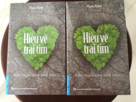 Shop giao hàng rất nhanh. Đóng gói cẩn thận. Mình chưa đọc nên chưa bik nội dung ntn. Nhưng thấy rất nhiều người khen hay. Giá bìa 158k/cuốn nhưng shop bán có 134k, mình mua 2 cuốn còn dc voucher giảm giá nữa. Sẽ ủng hộ shop nếu có nhu cầu.