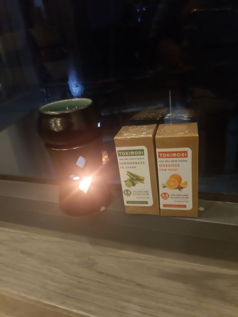 Ban đầu chỉ tính mua máy xông nhưng thấy bộ đèn đốt cũng xinh nên mua cả 2. Máy xông hình trái bí xinh xẻo và đặc biệt là được tặng 3 chai tinh dầu quá là oki luôn
