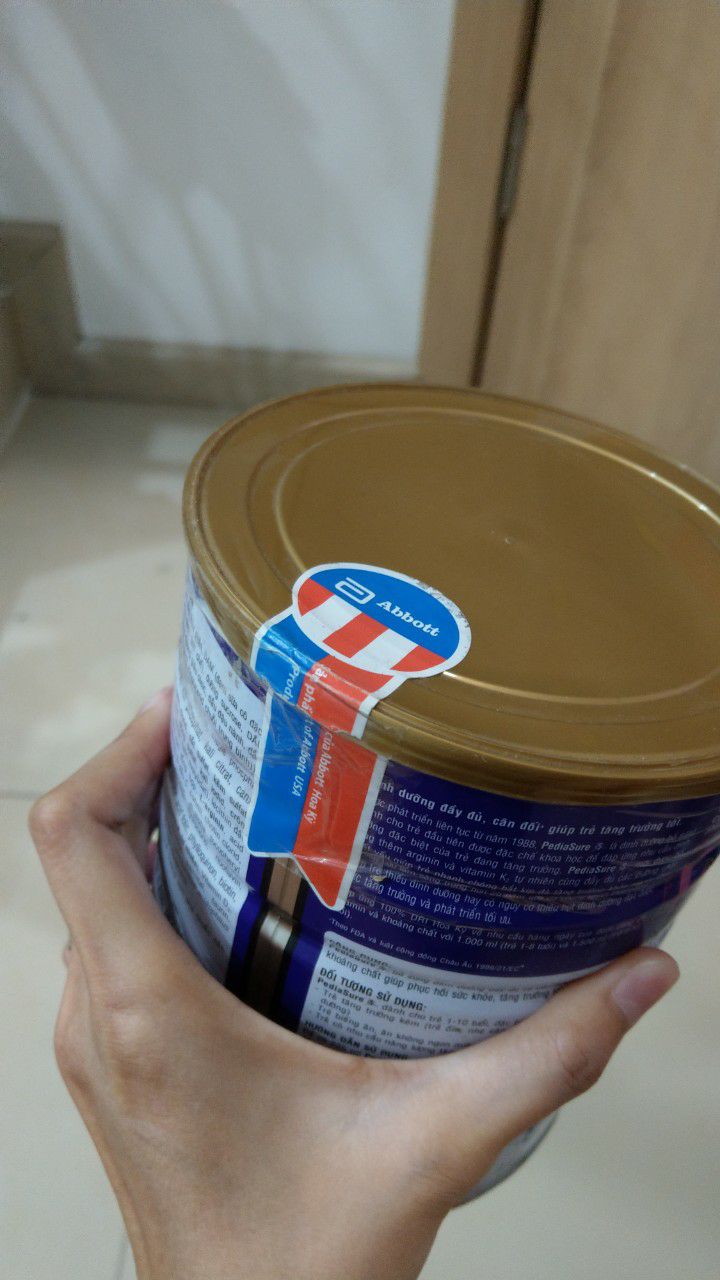 không hài lòng chút nào,  sữa giao đã bị khui rách tem,  sau đó dán băng keo lại,  như vậy liệu là bỏ sữa khác vào trong?  chất lượng sp như vậy không thể hài lòng được,  vui lòng đổi hàng hoặc trả tiền lại trong thời gian sớm nhất.