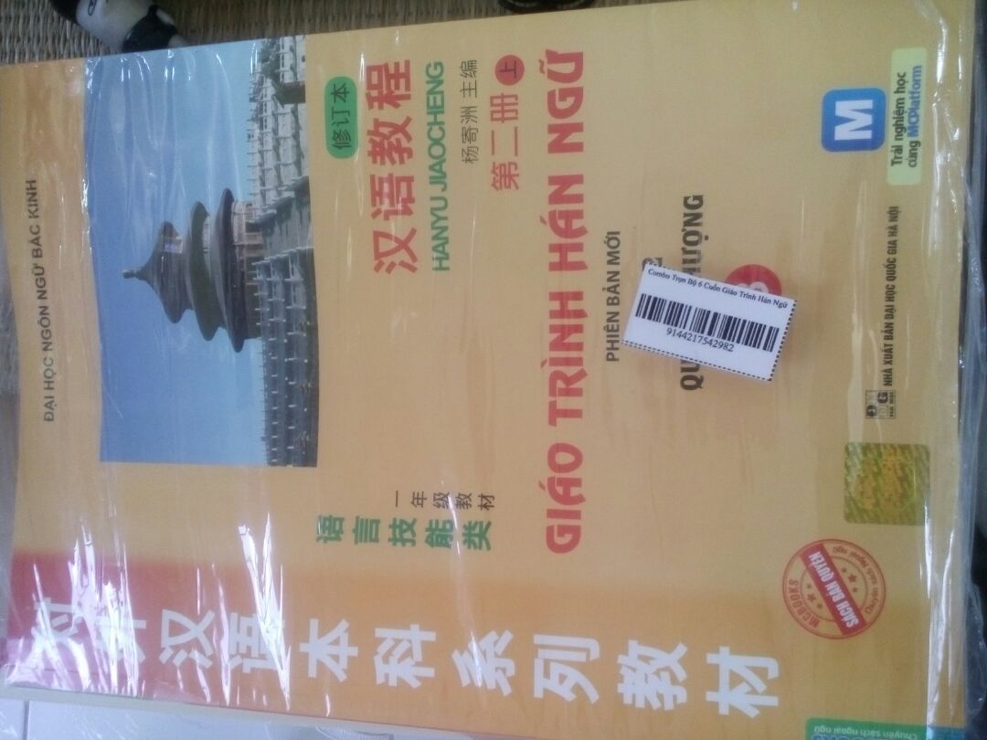 chồi ôi,  tiki giao hàng siêu nhanh,  dự kiến thứ 5 mà hôm nay thứ 2 đã giao rồi ,  sách đủ combo  luôn đúng y như mô tả nha ,  vừa mới in năm nay đó mọi người,  mau mau quẹo lựa ủng hộ tiki nào,  À tui mua của Vadata nha